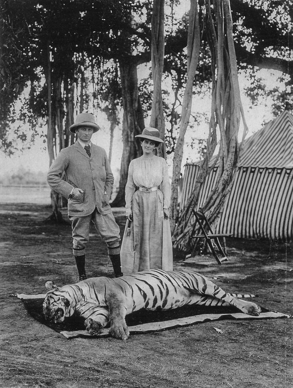 صورة تذكارية لحاكم الهند اللورد جورج كورزن وزوجته مع جثة النمر البنغالي ضحية الصيد، عام 1903