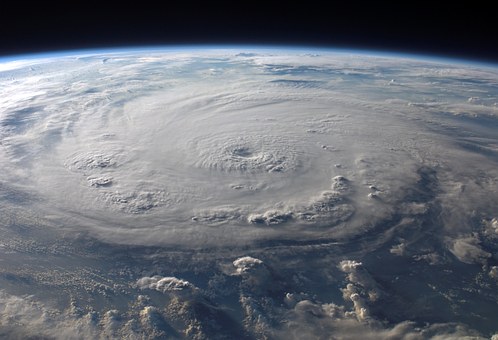 الإعصار لورينزو يظهر علامات مناخية مشؤومة ويصل للفئة الرابعة