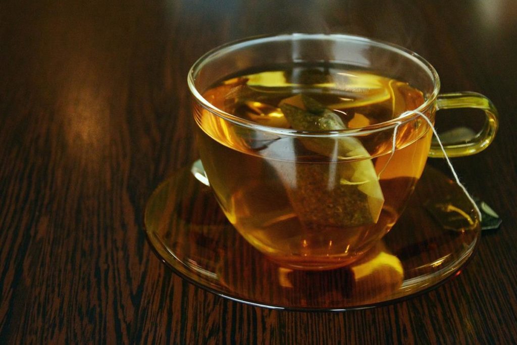 أكياس الشاي تطلق مليارات الجزيئات البلاستيكية في مشروبك