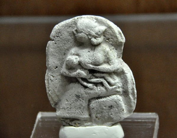الرضاعة الطبيعية في بلاد الرافدين، قطعة من متحف السليمانية، العراق، تعود إلى 2000- 1500 قبل الميلاد