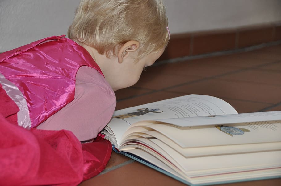 طفل يقرأ كتابًا في فضول