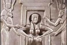 ما هي الطريقة التي اعتمدها المصريون القدماء للولادة؟ ولماذا؟