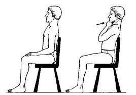 اجلس بوضع مستقيم تأكد من أن كتفيك في خط مستقيم فوق وركيك وأن أذنيك فوق كتفيك مباشرة