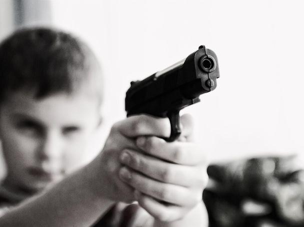 طفل يحمل سلاحاً