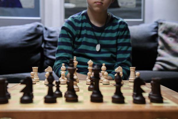طفل يلعب الشطرنج