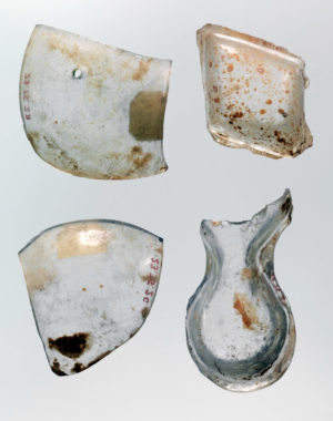 الشكل 6: قطع زجاجية